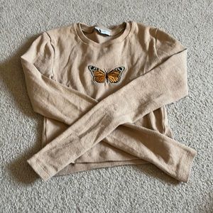 Hi, I’m selling this town long sleeve crop top with a butterfly in the middle